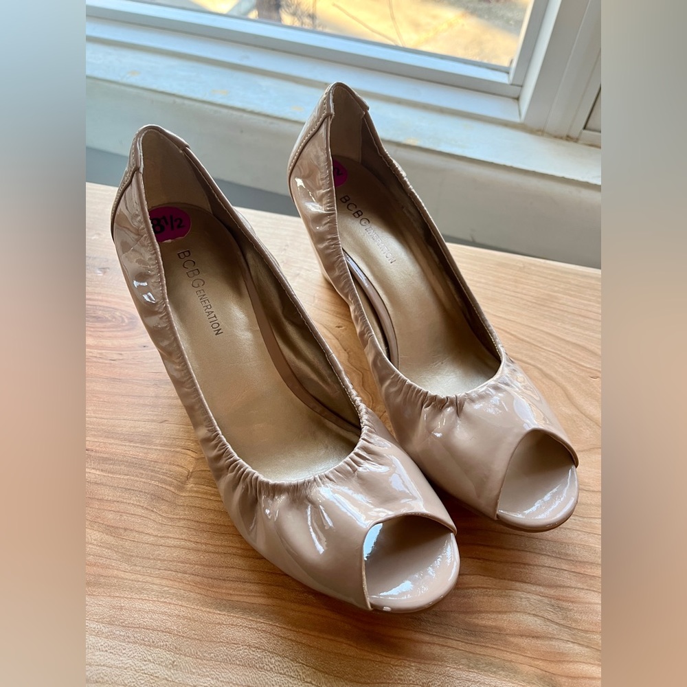 BCBG GEN Nude patent 8.50 never worn